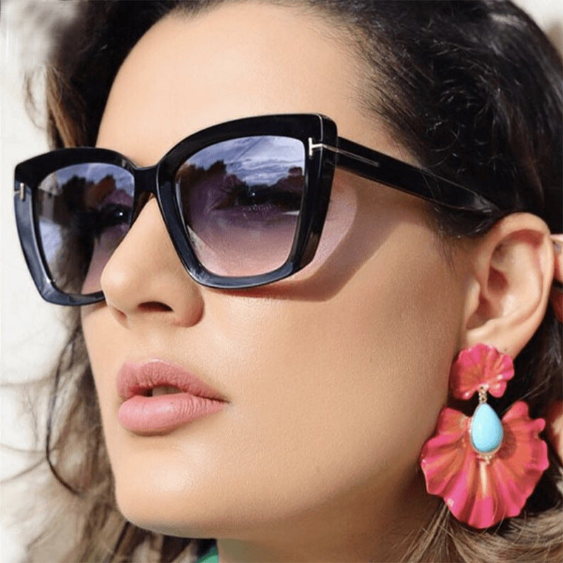 Women's large sunglasses in modern design with trendy tortoise pattern Bowlift