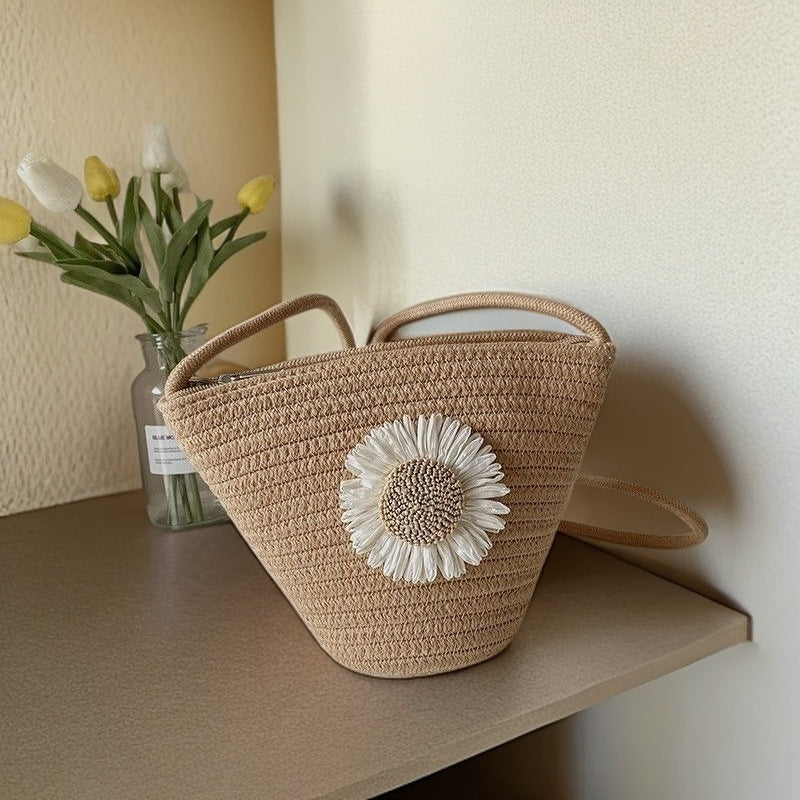 Hand-knotted bag with flower appliqué Bowlift