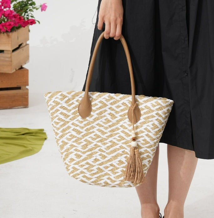 Handcrafted beach bag with elegant woven pattern Bowlift
