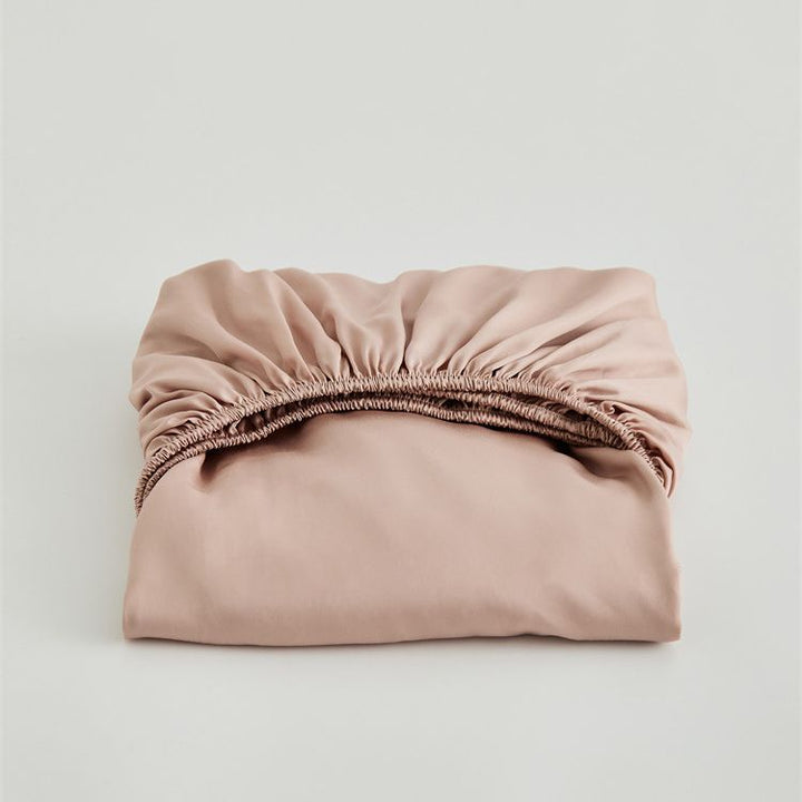 Fitted sheet made of fine cotton satin with extra high skirt and elastic all-around rubber Bowlift
