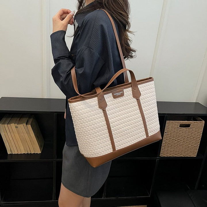 Fashionable tote bag with textured design Bowlift