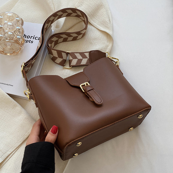 Modern Structured Handbag Bowlift