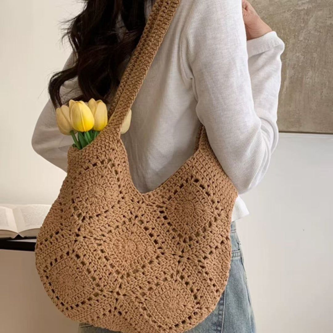 Handbag made of braided natural material with tassel details Bowlift