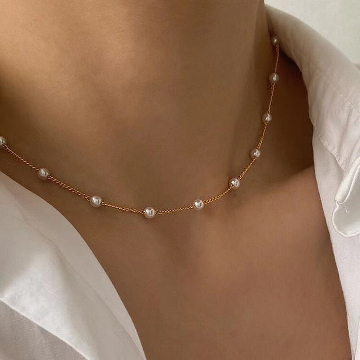 Delicate Pearl Necklace with Fine Gold Stand Bowlift