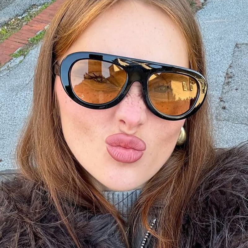 Women's fashionable oversized sunglasses with protective UV filter Bowlift