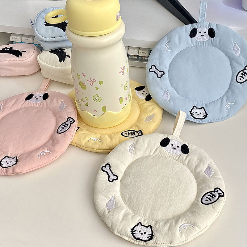 Cozy animal cushion with playful design Bowlift