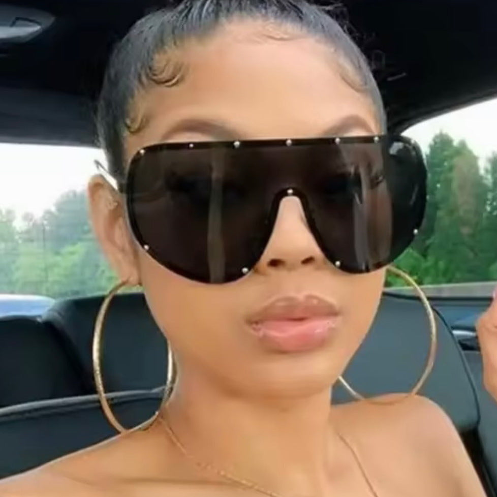 Women futuristic sunglasses with large frame and innovative design Bowlift