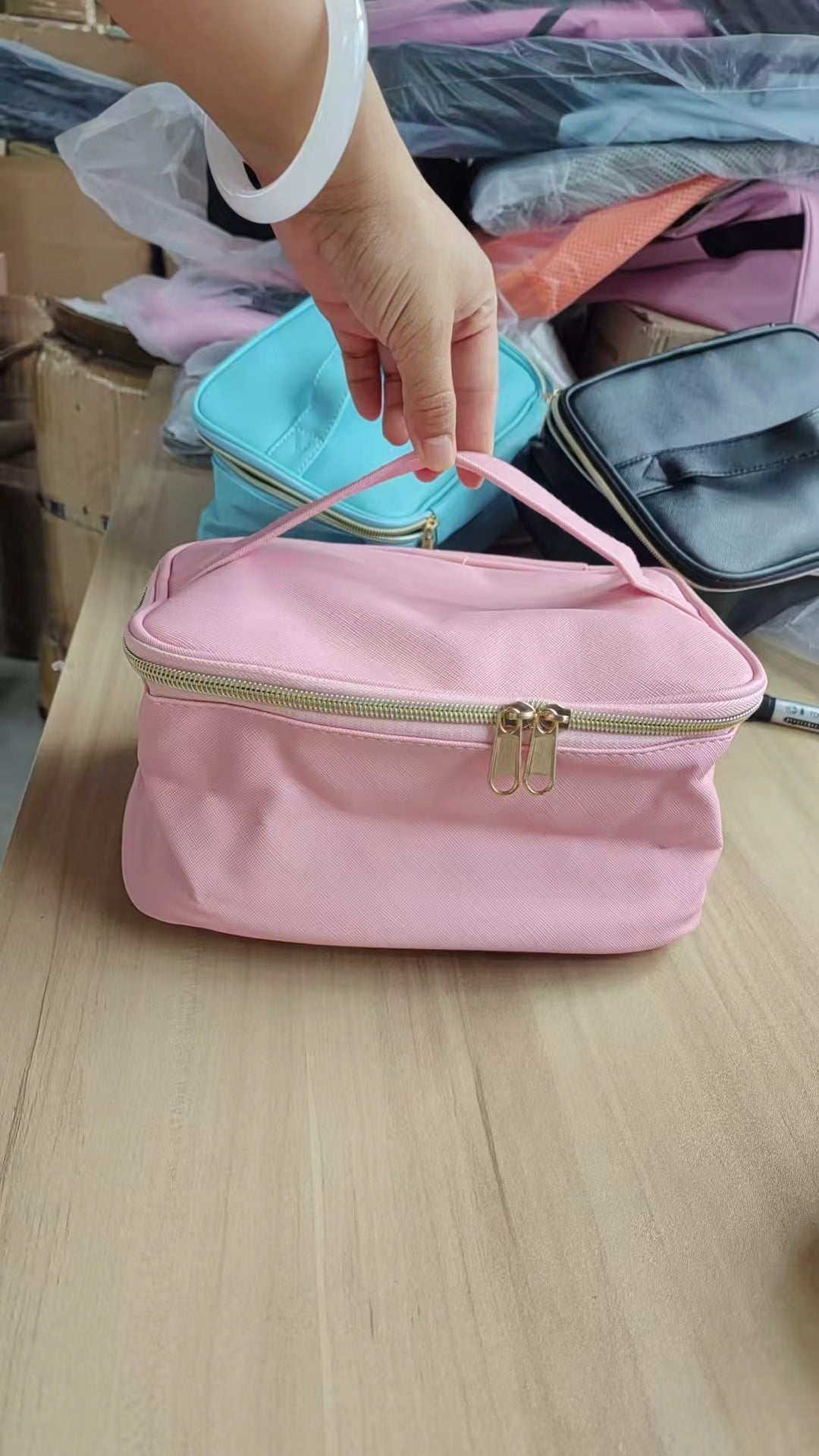 Cosmetic organizer bag with multiple compartments Bowlift