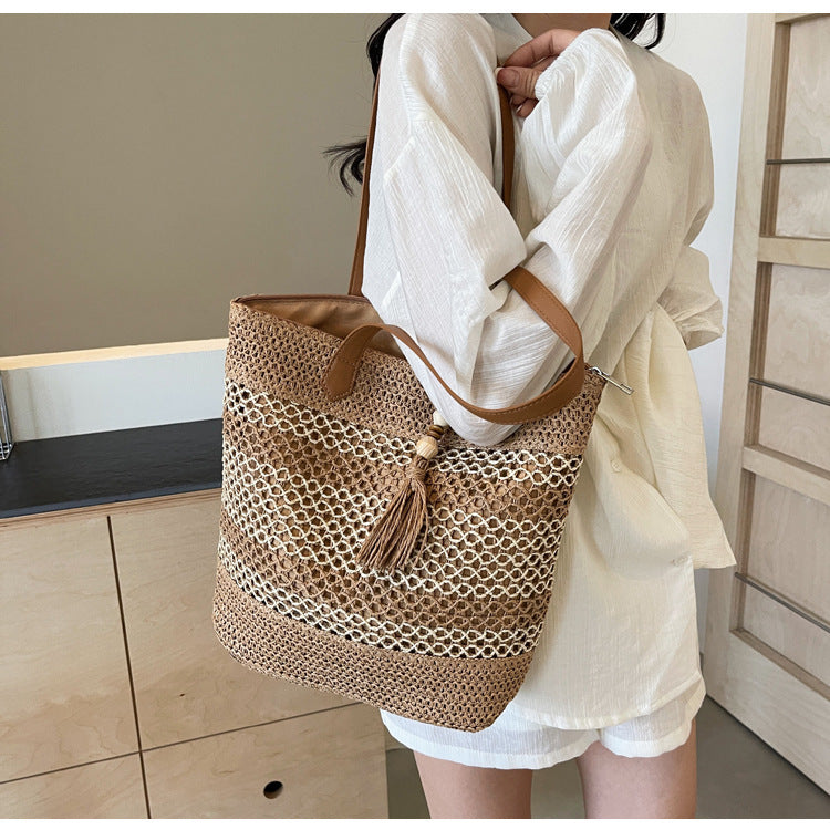 Braided tote bag with decorative fringes Bowlift