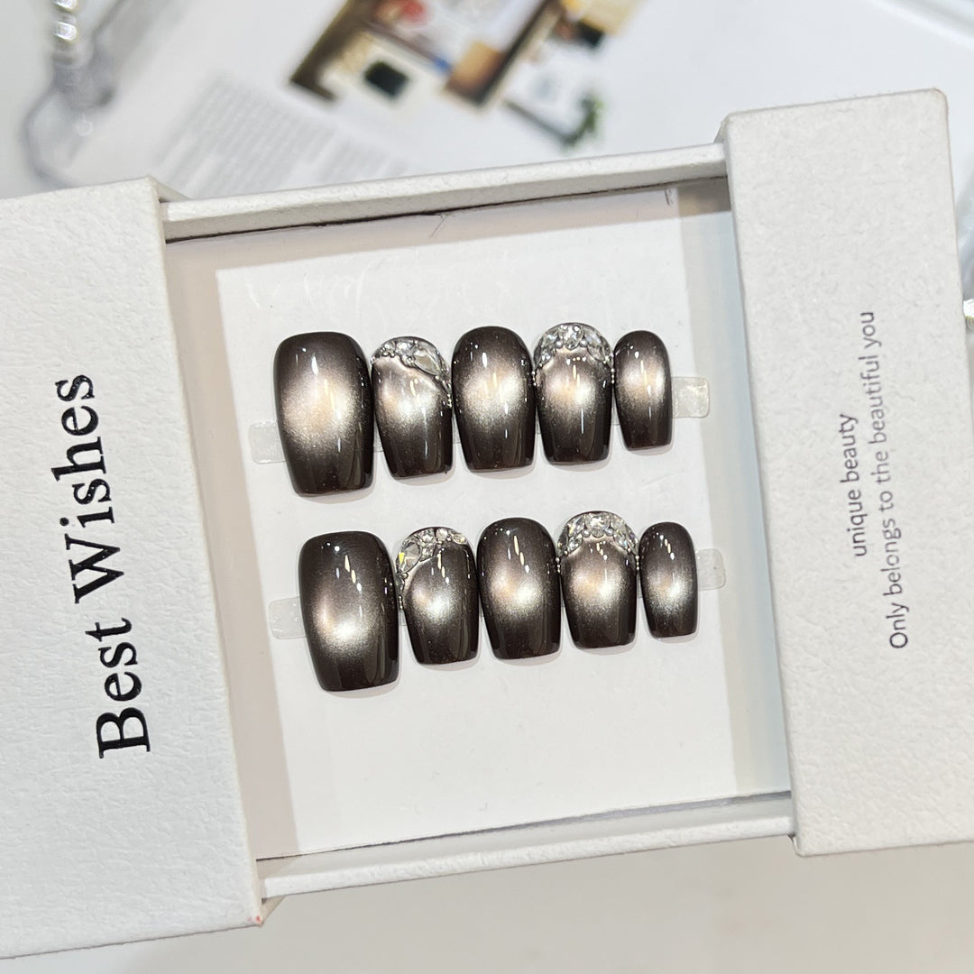 Elegant Press-On Nail Art Set with Rhinestone Accents Bowlift