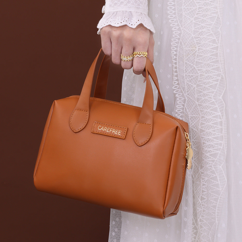 Cosmetic Transport Bag with Elegant Design and Practical Compartments Bowlift