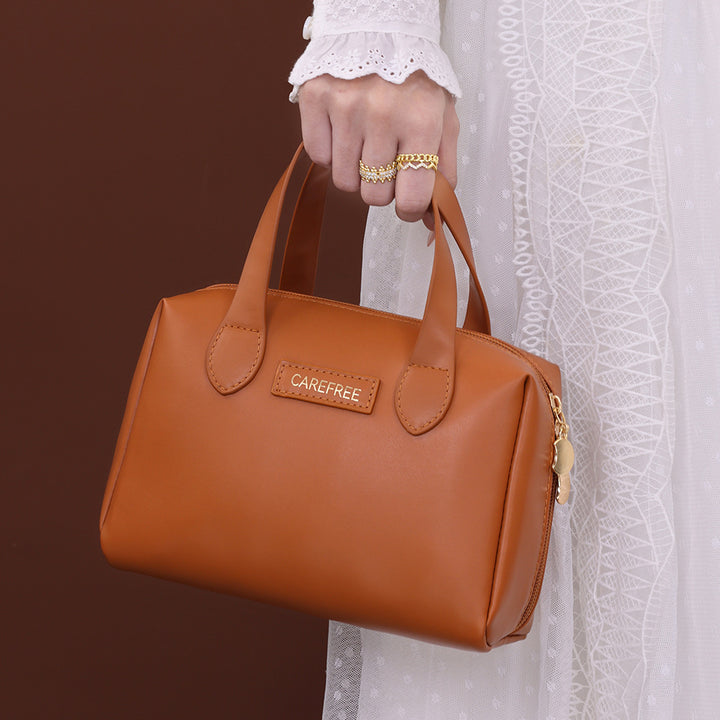 Cosmetic Transport Bag with Elegant Design and Practical Compartments Bowlift