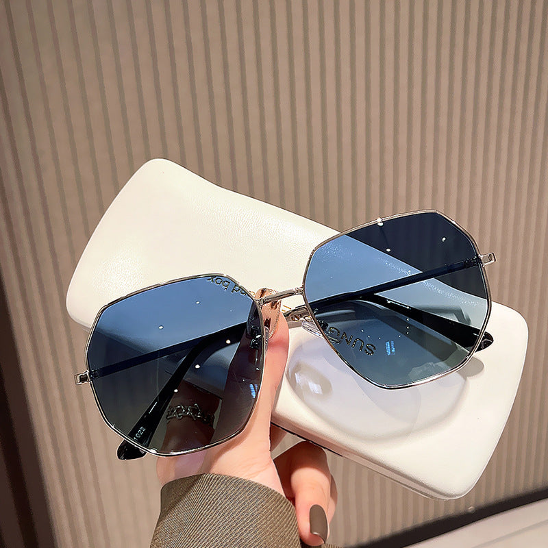 Women's fashionable geometric sunglasses with protective UV filter and stylish frame Bowlift