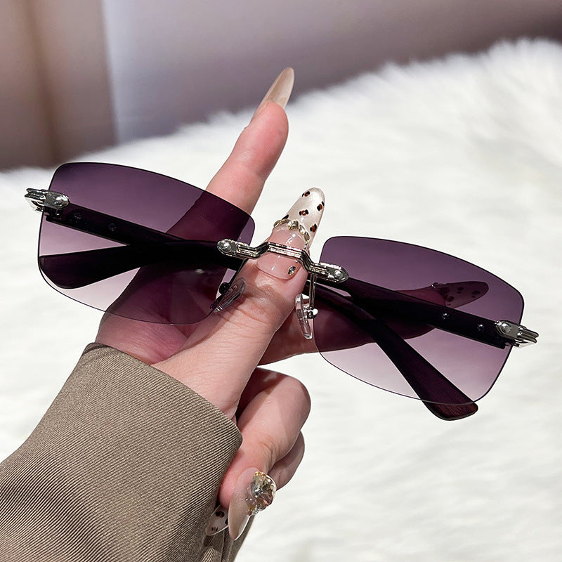 Ladies extravagant fashionable sunglasses with innovative frame Bowlift