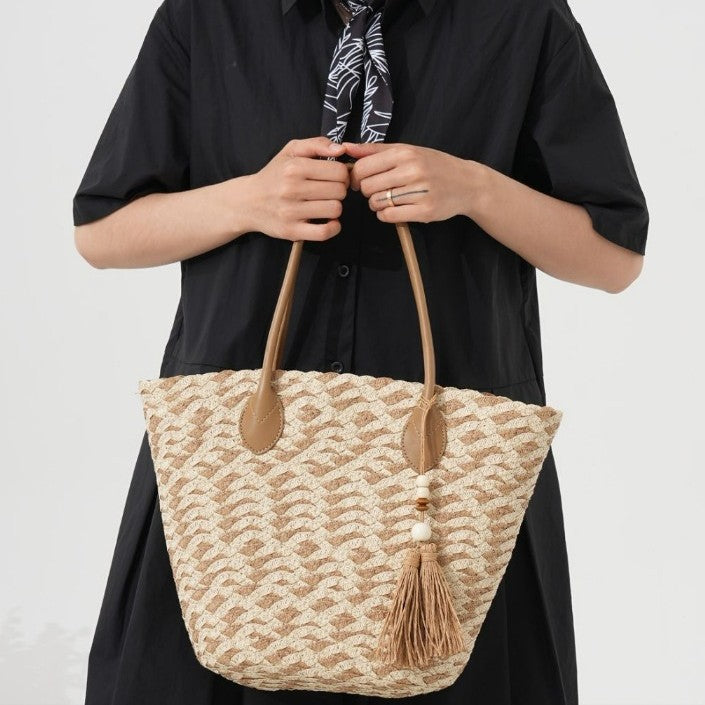 Handcrafted beach bag with elegant woven pattern Bowlift