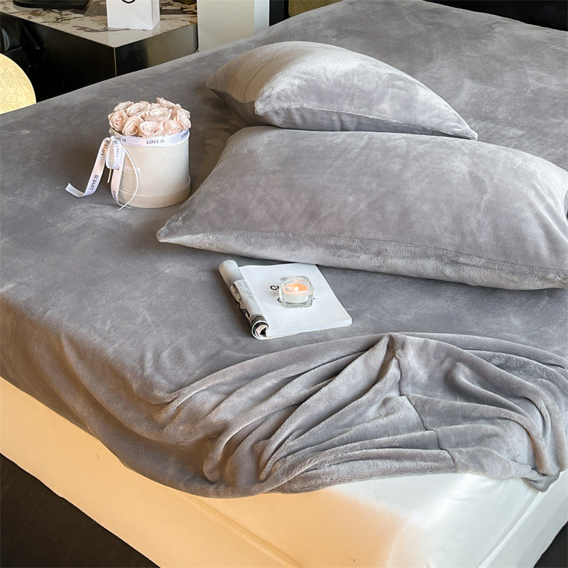 Soft microfiber fitted sheet set with velvety surface and matching pillowcases