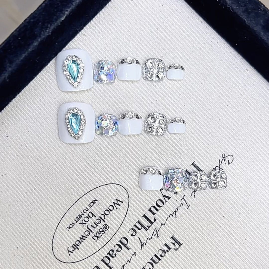 Rhinestone-Embellished Press-On Nail Set Bowlift