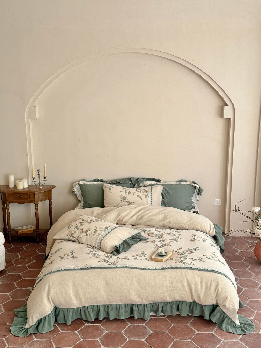 Bedding set made of linen-cotton with delicate floral print and ruffle trim Bowlift