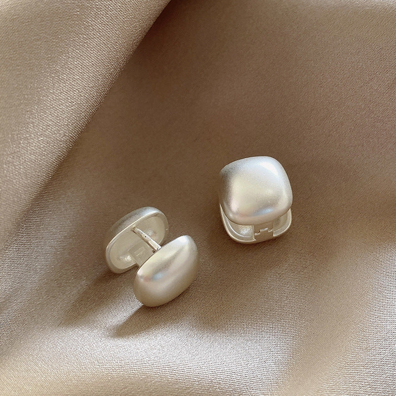 Stylish stud earrings with minimalist design Bowlift