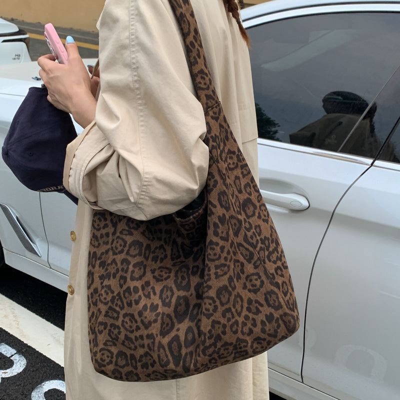 Shoulder bag in elegant leopard print design Bowlift