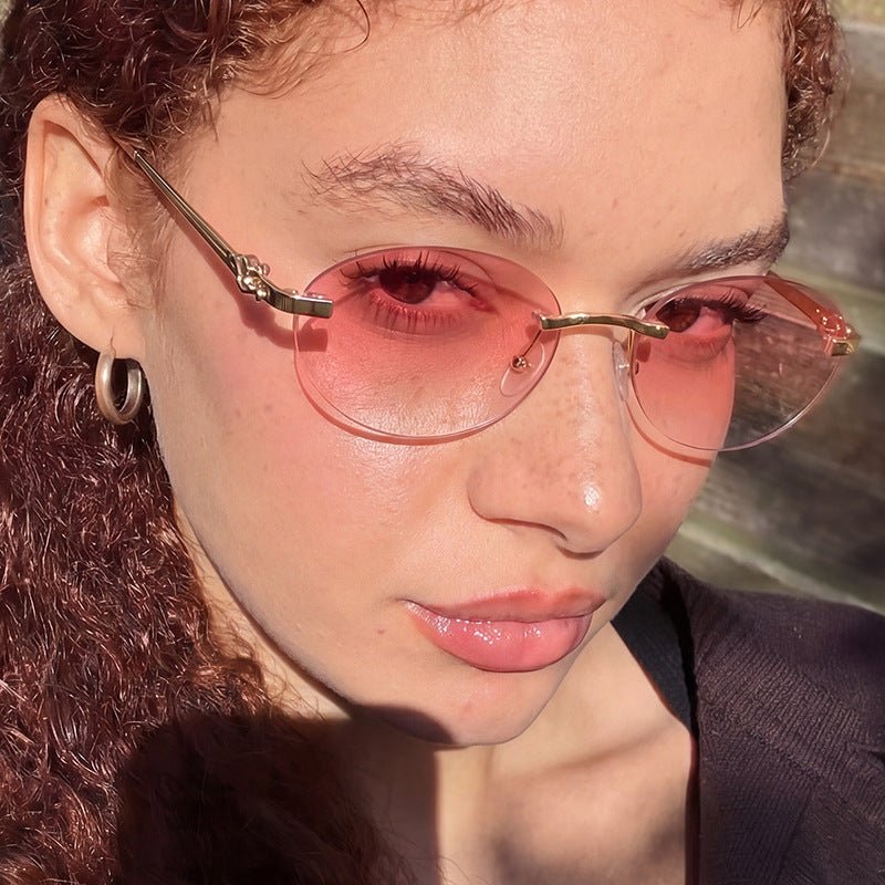 Women's elegant oval sunglasses with golden accents Bowlift