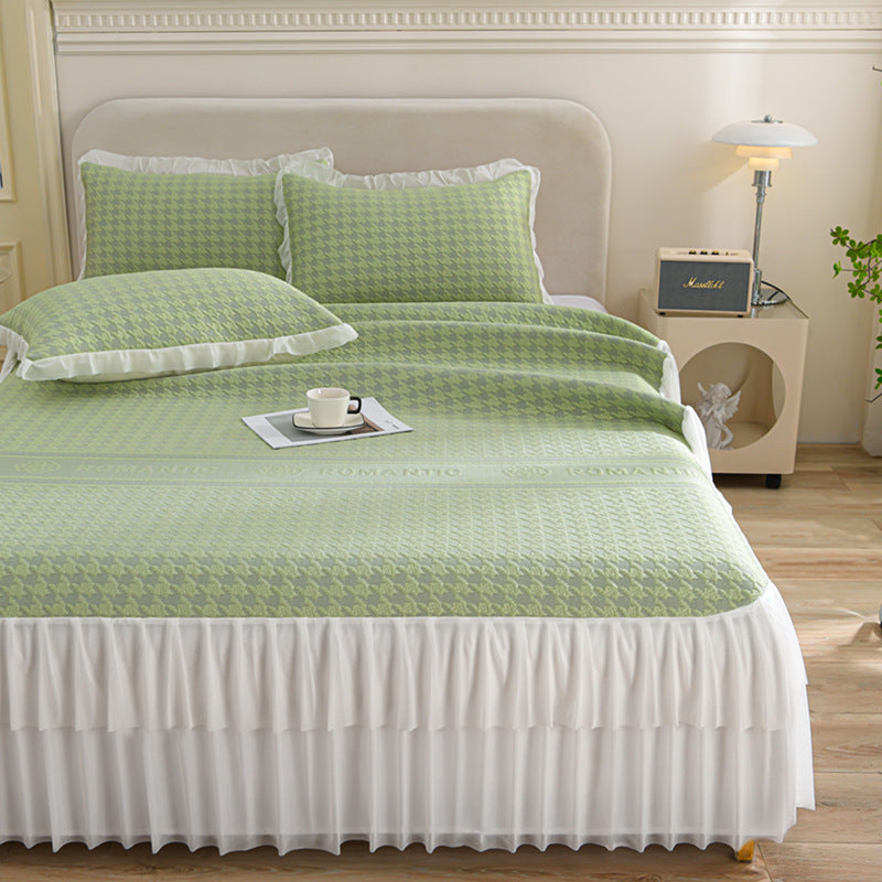 Ladies elegant bedspread set with decorative ruffled hem Bowlift