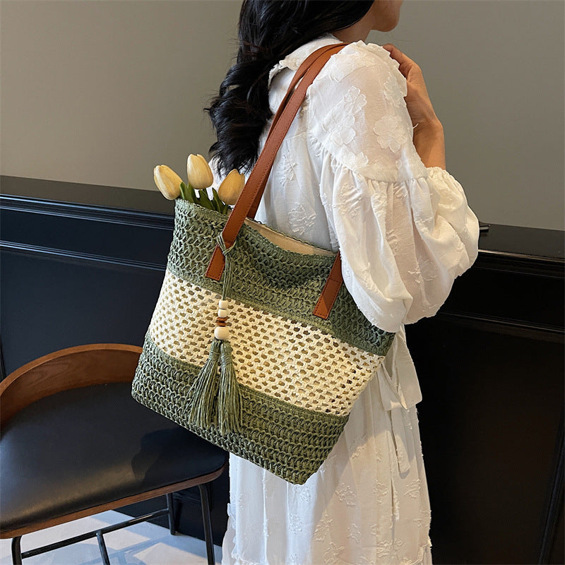 Beach bag with decorative tassel pendant Bowlift