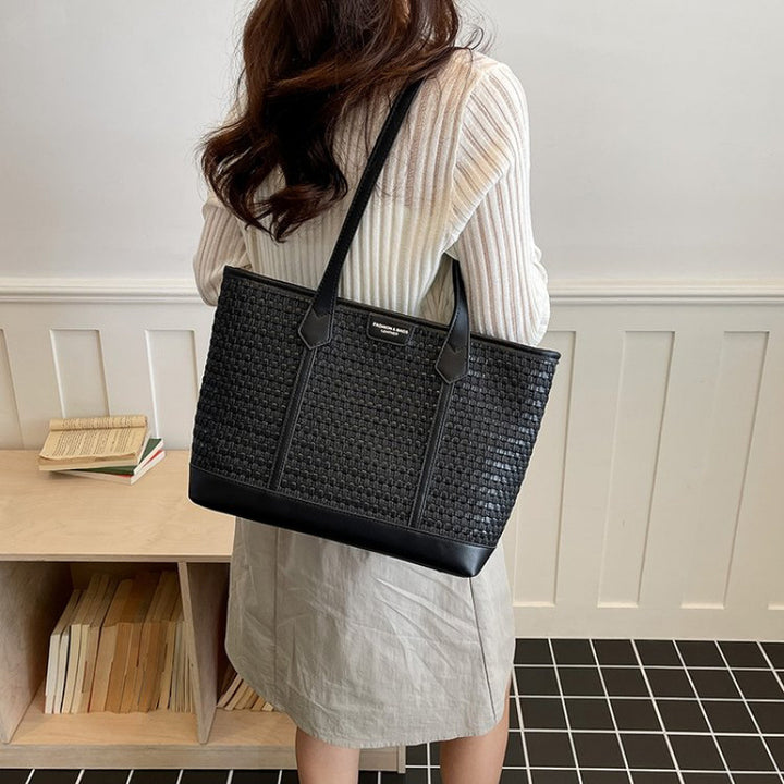 Fashionable tote bag with textured design Bowlift