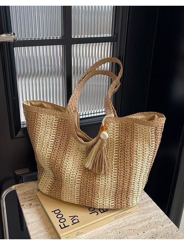 Braided beach bag with decorative tassel pendant Bowlift