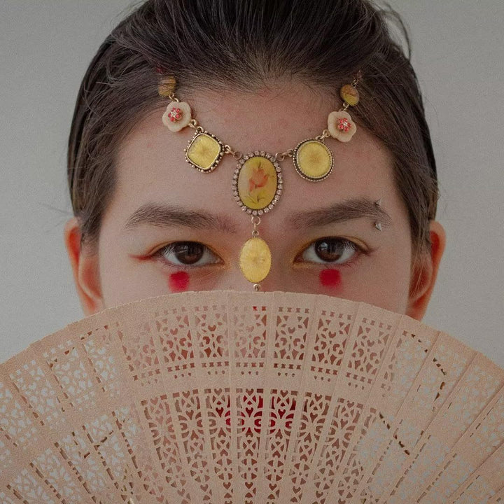 Ladies decorative and high-quality hand fan made of filigree wood Bowlift