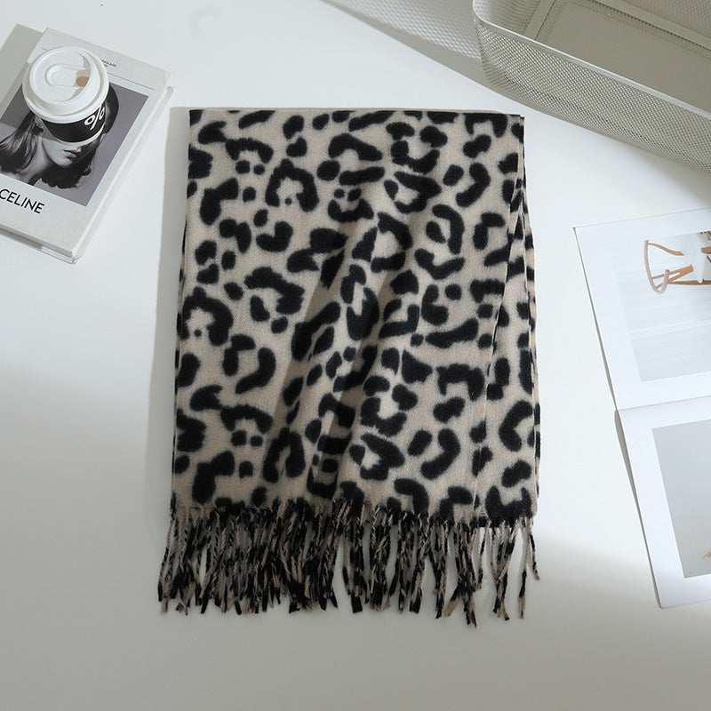 Ladies Elegant and patterned animal scarf with fringes Bowlift