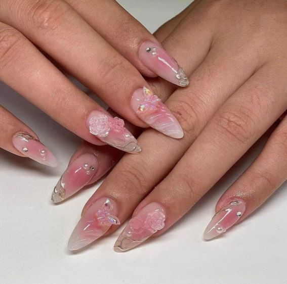 Elegant Artificial Nail Tips with Gold Accents Bowlift