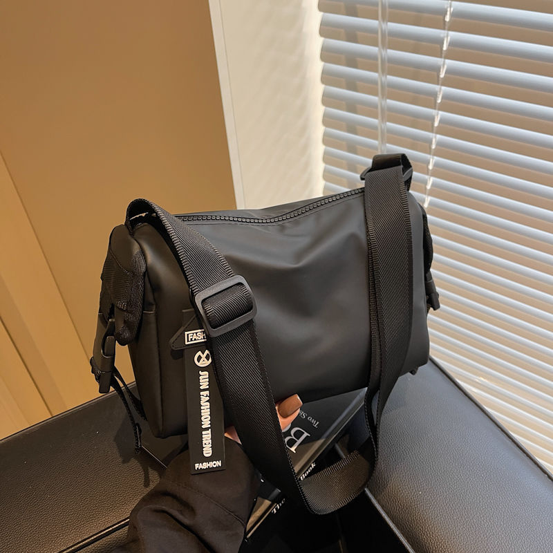Sleek Multi-Functional Shoulder Bag Bowlift