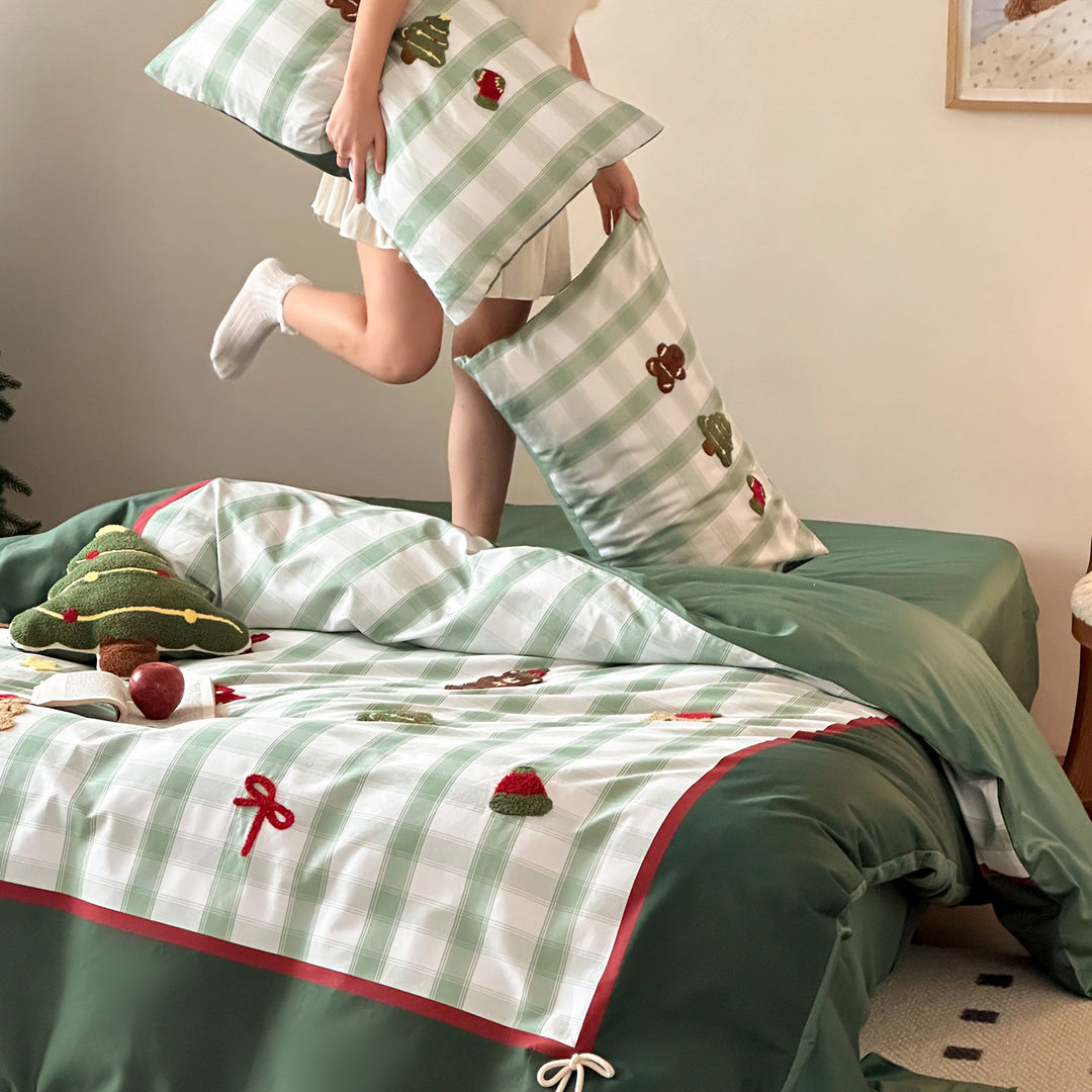Christmas cotton satin bedding set with checked patchwork, embroidered applications and pompom details Bowlift