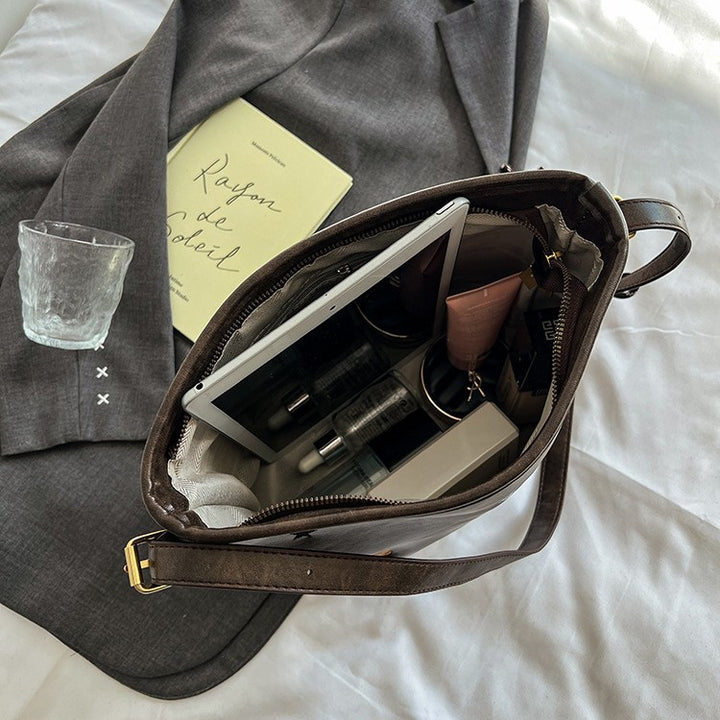 Shoulder bag with charming applications Bowlift