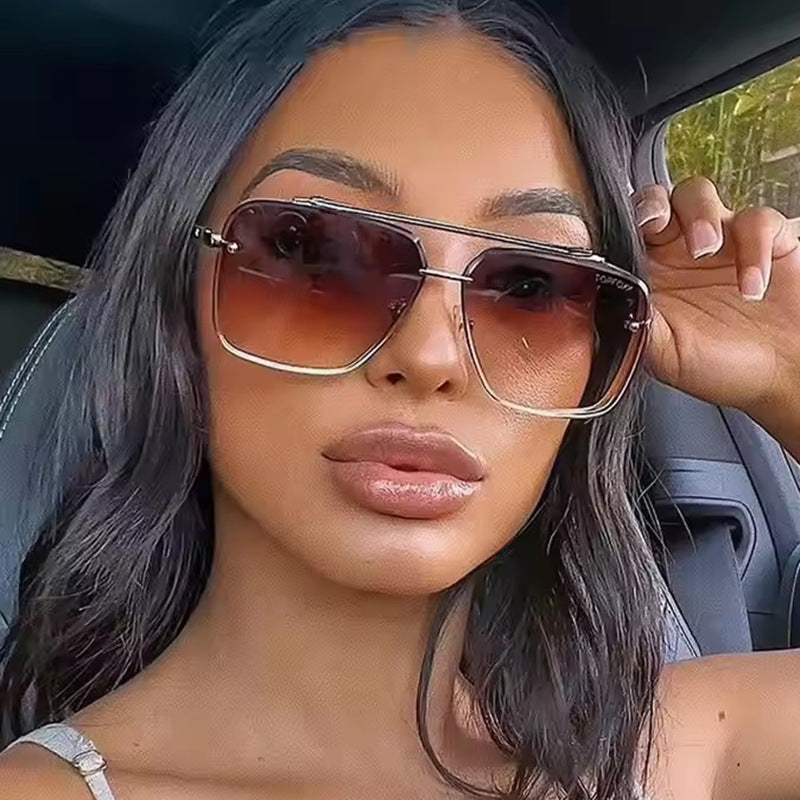 Women square sunglasses with protective lenses and modern metal frame Bowlift