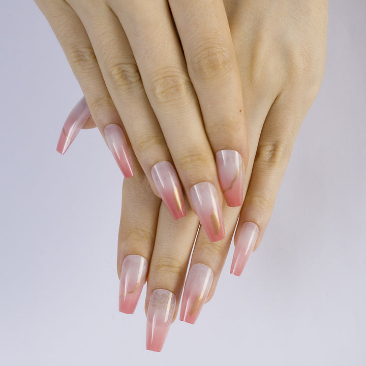Nail art in an elegant gradient with gold accents Bowlift
