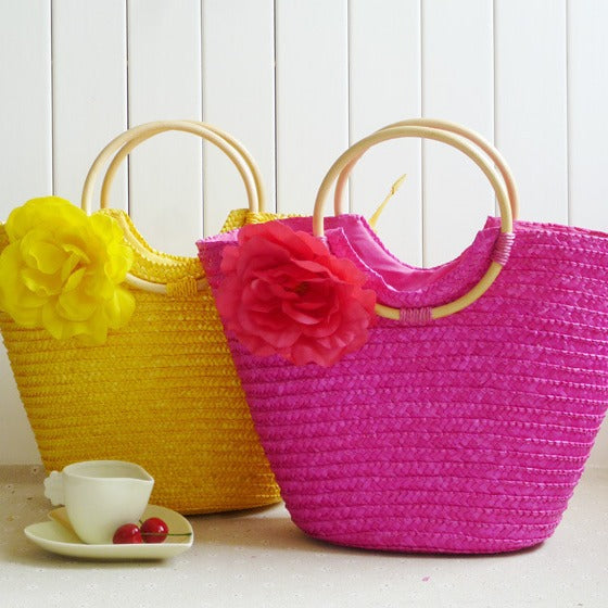 Elegant Bast bag with floral accents Bowlift