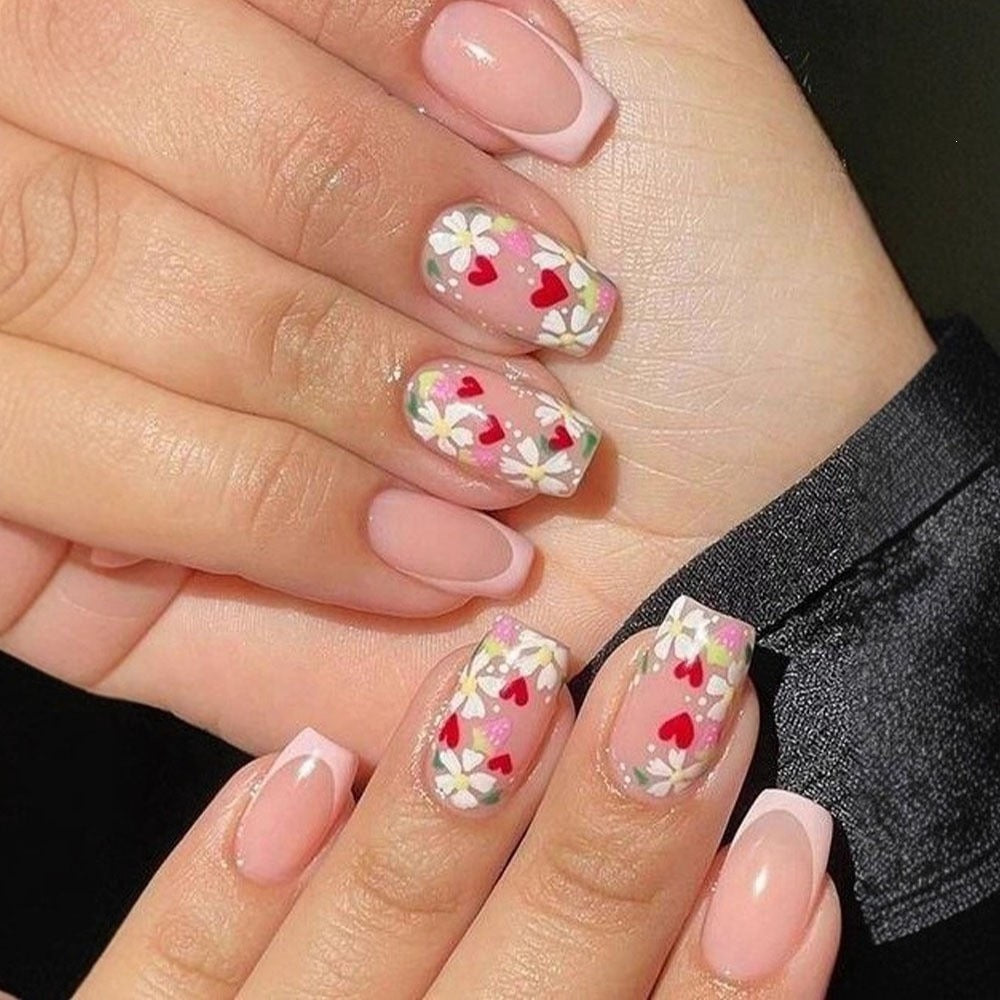 Artificial nails with romantic heart design and fine accents Bowlift