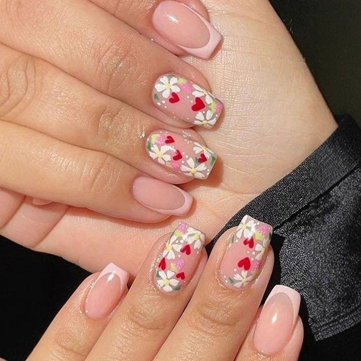 Artificial nails with romantic heart design and fine accents Bowlift