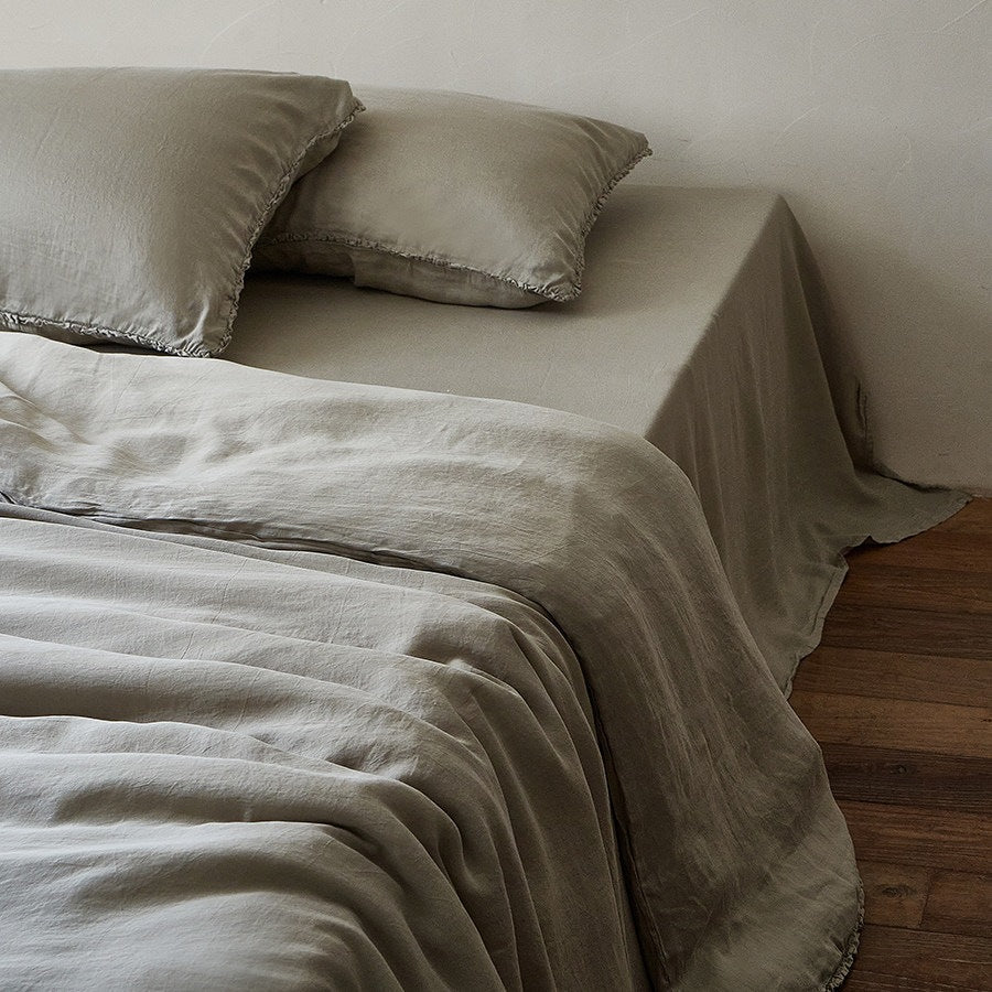 Linen bedding set with fine ruffle and soft-washed texture