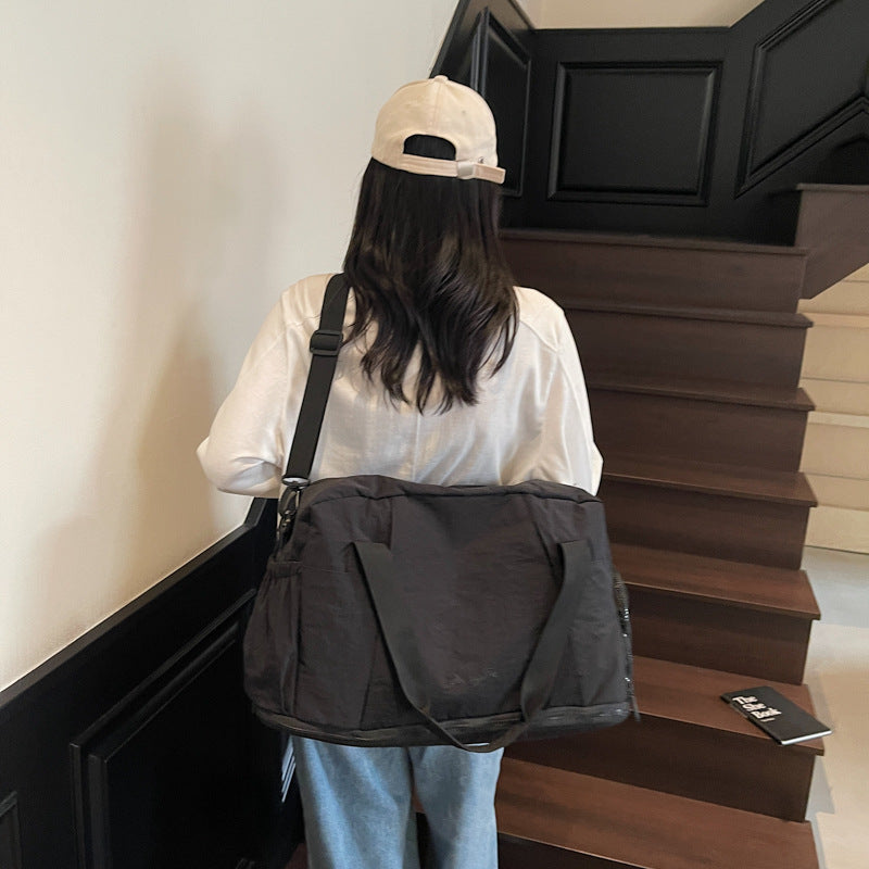 Sporty travel bag with practical outer pockets Bowlift