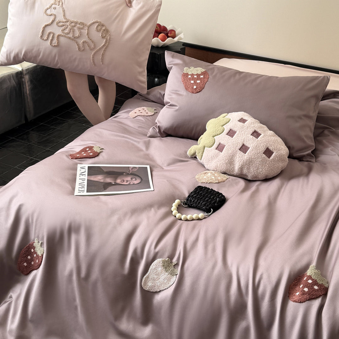 Bedding set made of cotton satin with embroidered strawberry appliqués and silky-matte finish Bowlift