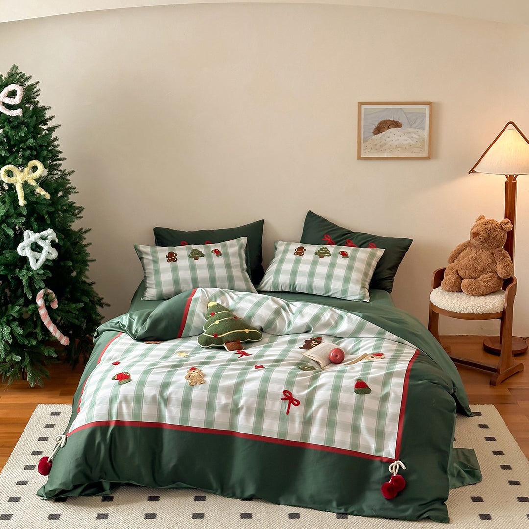 Christmas cotton satin bedding set with checked patchwork, embroidered applications and pompom details Bowlift