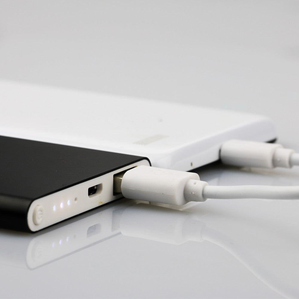 Slim aluminum portable power bank with dual USB output Bowlift