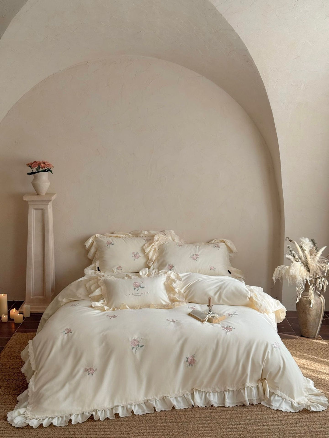 Bedding set in vintage romantic style with ruffle, lace trim and delicate rose embroidery Bowlift