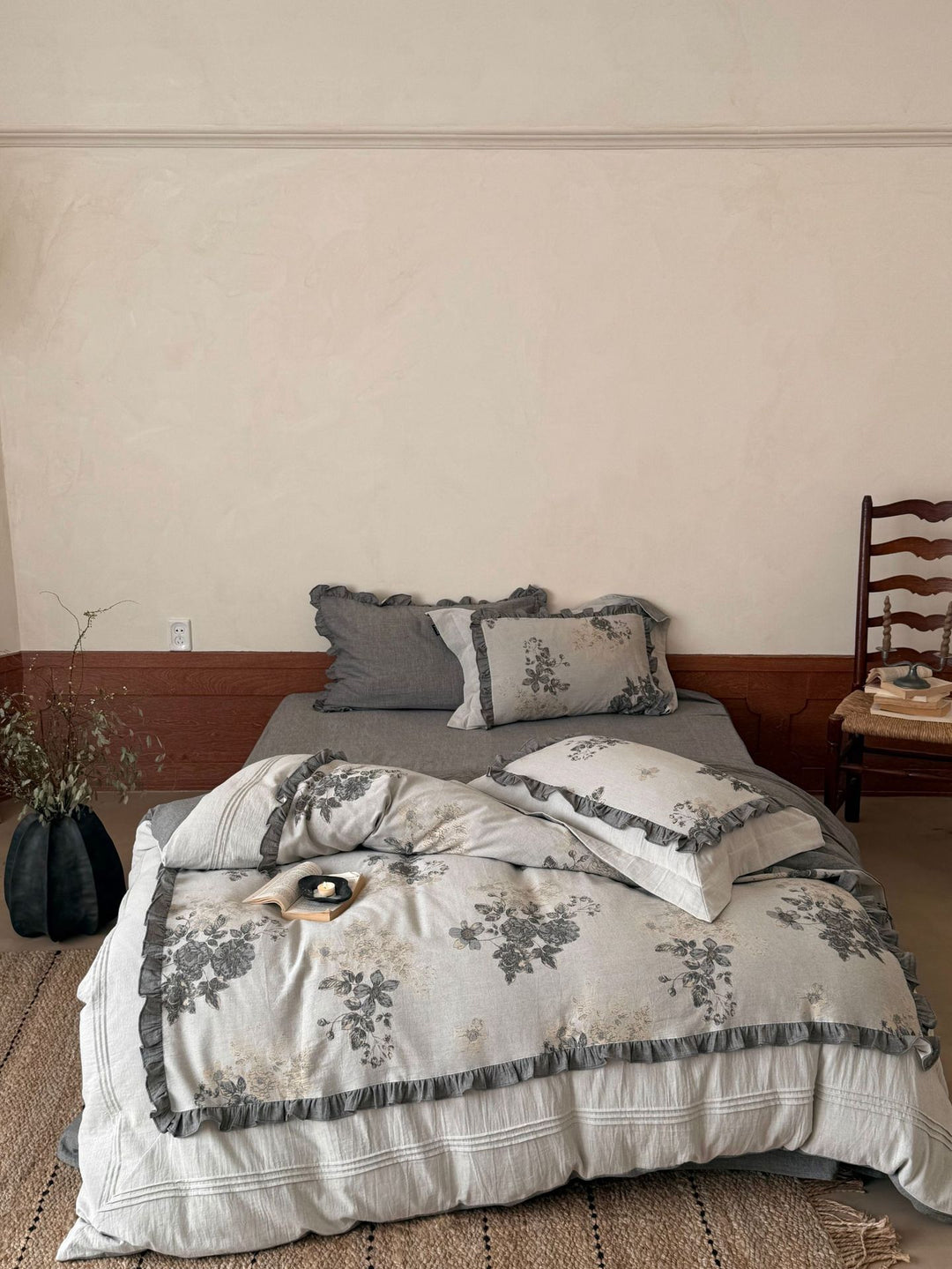 Bedding set made of linen-cotton with delicate floral print and ruffle trim Bowlift