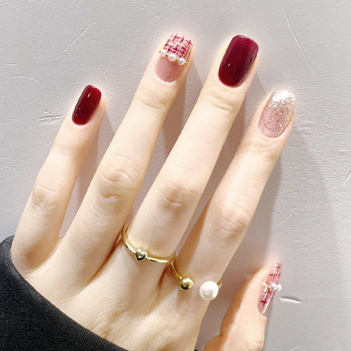Artificial nail set with glamorous glitter and textural accents Bowlift
