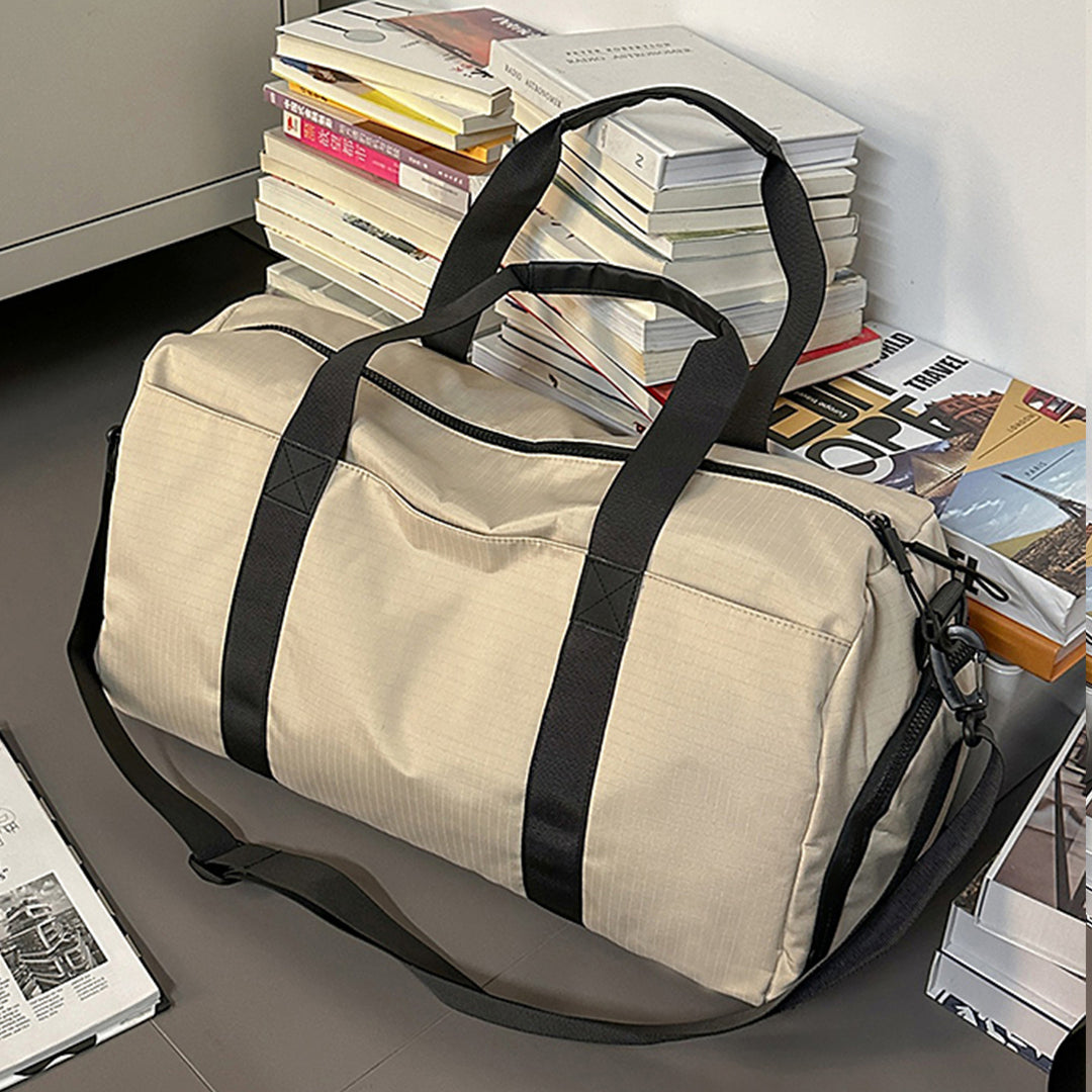 Sporty travel bag with reinforced carrying system and secure interior Bowlift
