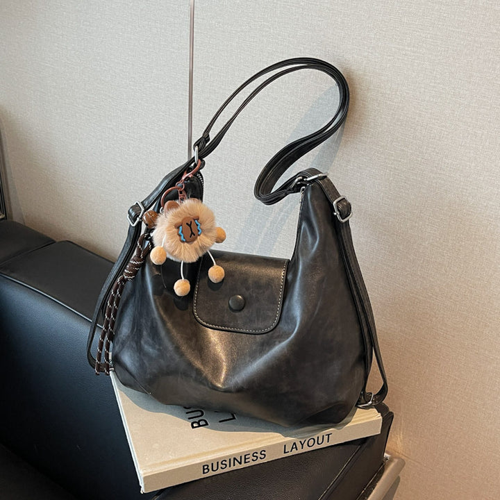 Modern shoulder bag with practical flap closure Bowlift